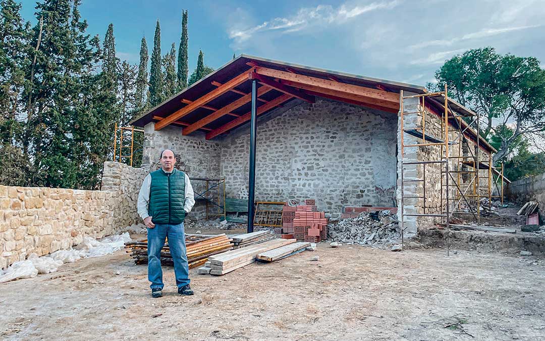 El alcalde, Javier Nicolás, frente al futuro refugio para pescadores, en la parte exterior que contará con merendero./ S.F.