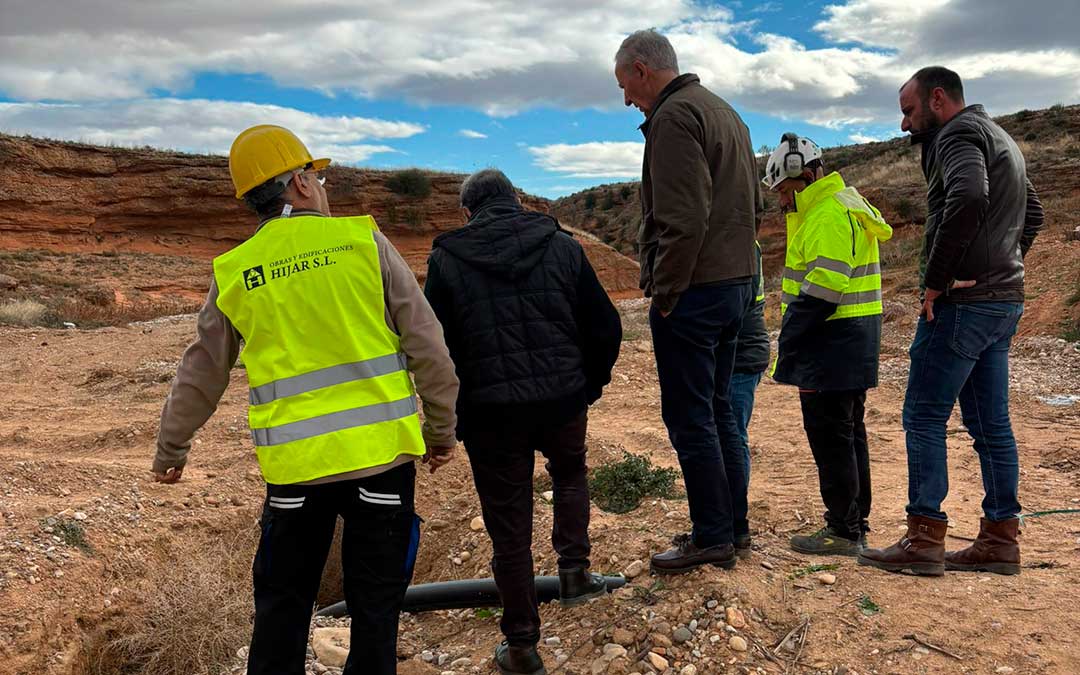 Visita a las obras para restituir el abastecimiento del agua el pasado martes / Ayto. de Vinaceite
