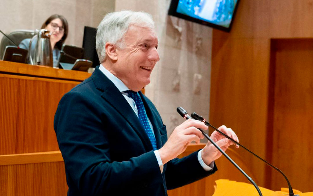 El consejero Octavio López durante su intervención en las Cortes de Aragón./ Fabián Simón