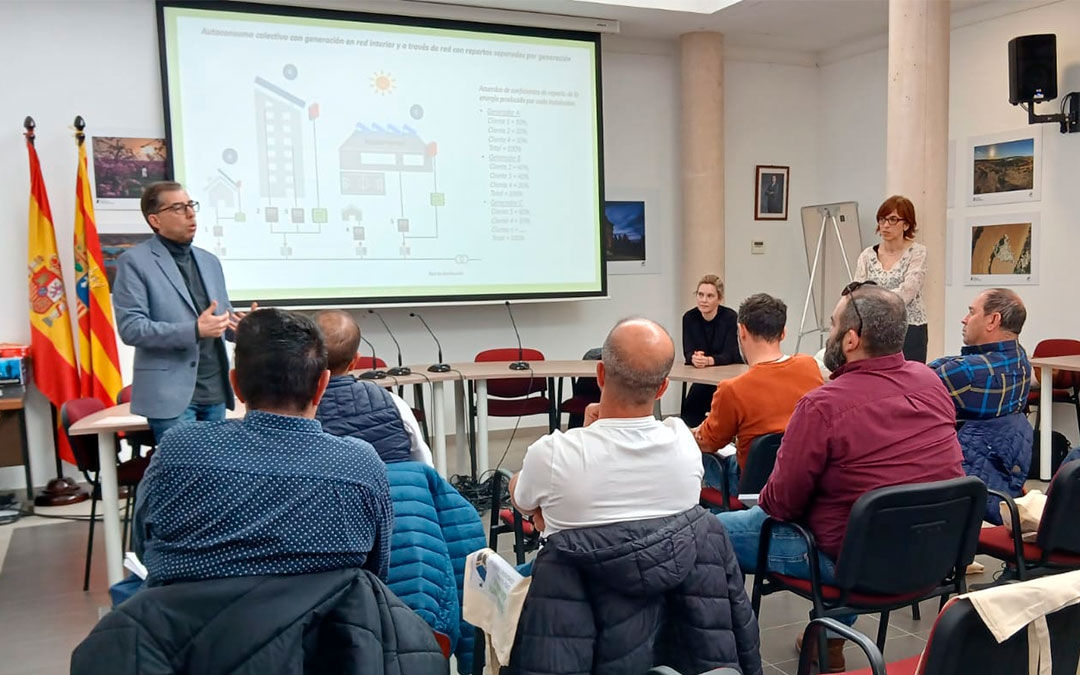 Sesión informativa sobre comunidades energéticas en la sede de la Comarca de Caspe./ OTC