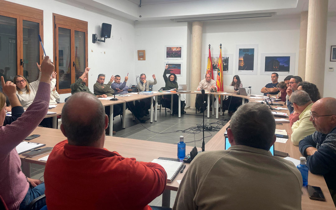 Los consejeros del pleno comarcal del Bajo Aragón-Caspe de diciembre durante una de las votaciones./ S.F.