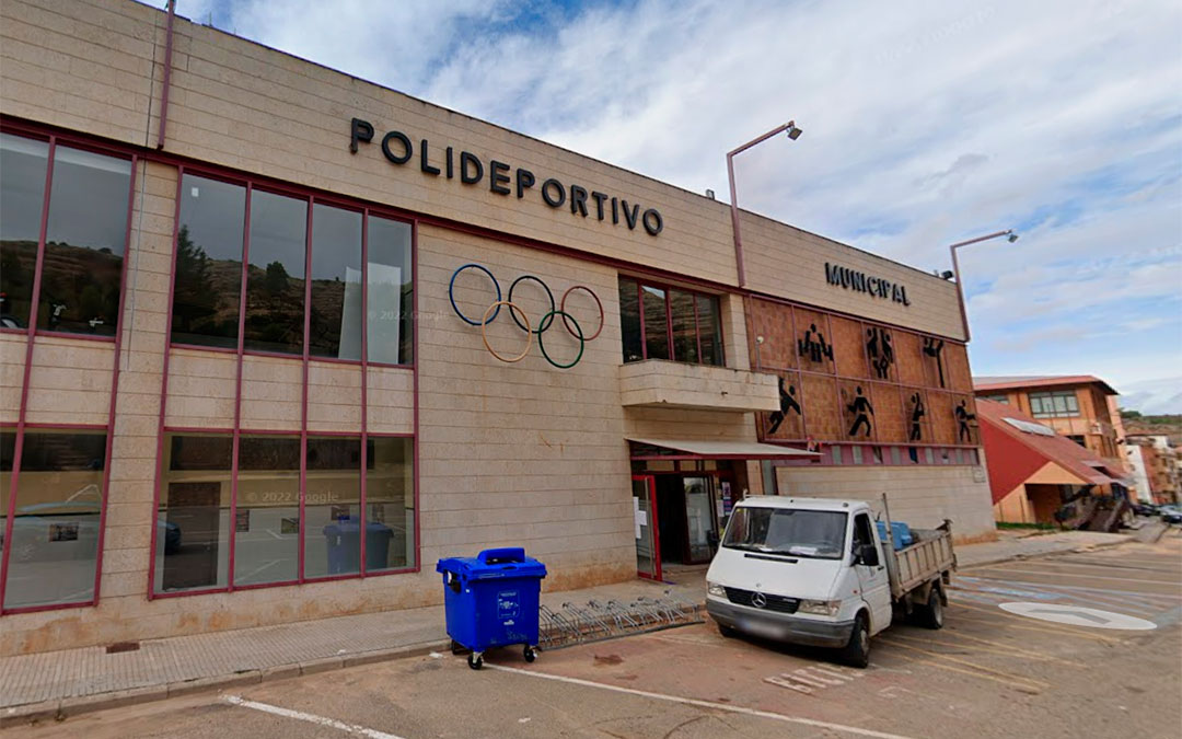 Exterior del polideportivo de Alcorisa en cuyo interior se construirá el gimnasio / Google Maps