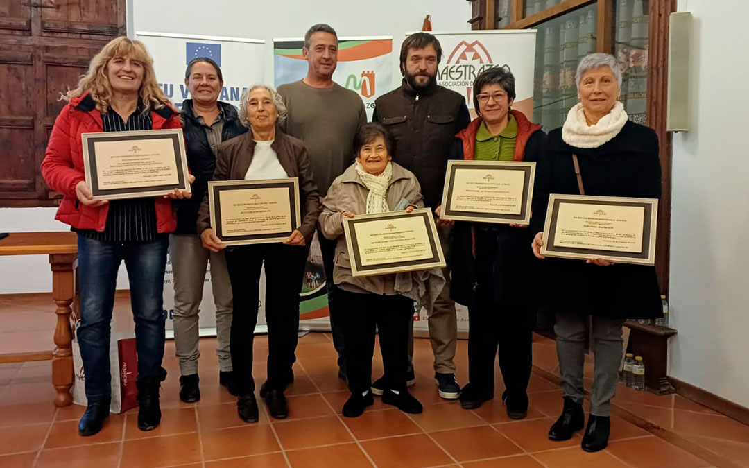 Las premiadas junto con el presidente de la Comarca y el alcalde de Tronchón / Adema