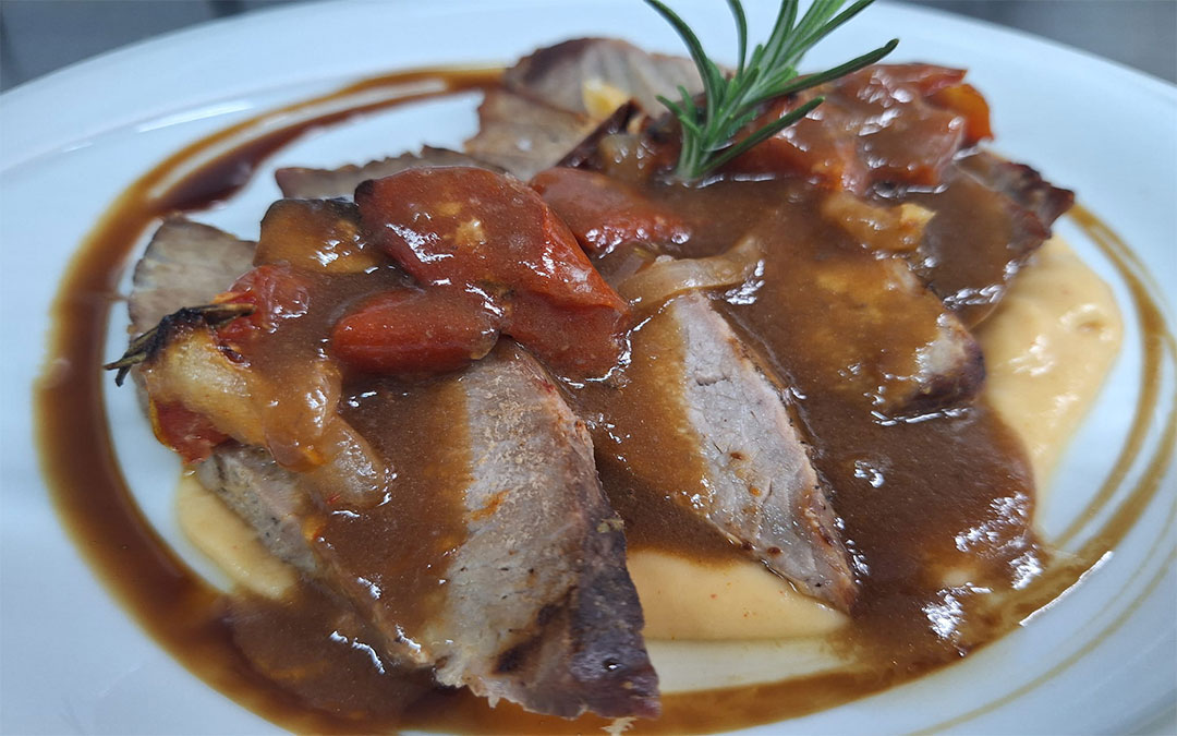 Presa de cerdo asada con romero y naranja./ Manuel Barrau
