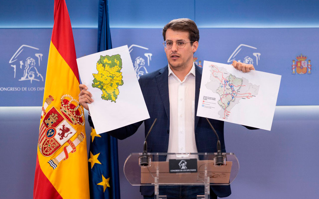 Foto de archivo del diputado Jorge Pueyo, en rueda de prensa en el Congreso hablando de Forestalia / CHA
