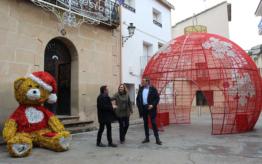Pilar Alegría, saliendo del ayuntamiento de Samper junto al alcalde, Alfonso Pérez, y el alcalde de Andorra y secretario general de PSOE en Teruel, Rafa Guía, después de firmar en el Libro. / B. Severino