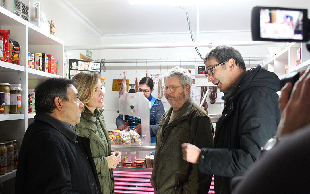 Pilar Alegría adquirió productos locales como embutidos en Samper. La primera visita fue a una carnicería junto al alcalde, Alfonso Pérez, y el secretario del PSOE en Teruel y alcalde de Andorra, Rafa Guía. / B. Severino