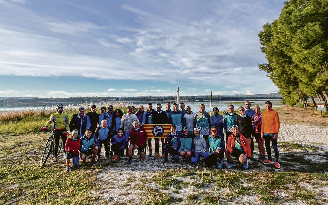 Foto de familia de los participantes en el trail del sábado en La Estanca, escenario que acogerá la I Backyard./ LA CORDADA