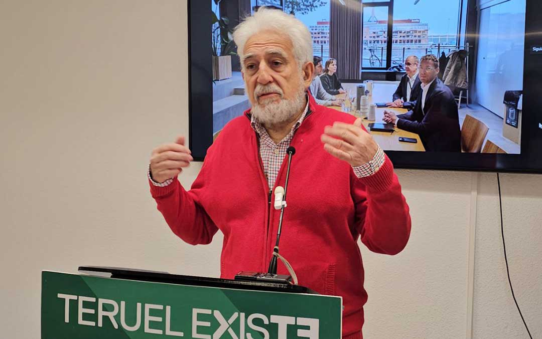 El portavoz de Teruel Existe, Manolo Gimeno, durante rueda de prensa./ TE