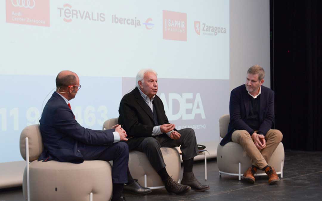 Instante del foro ADEA que contó con la participación de Felipe González, Ignacio Urquizu y Fernando Rodrigo./ ADEA