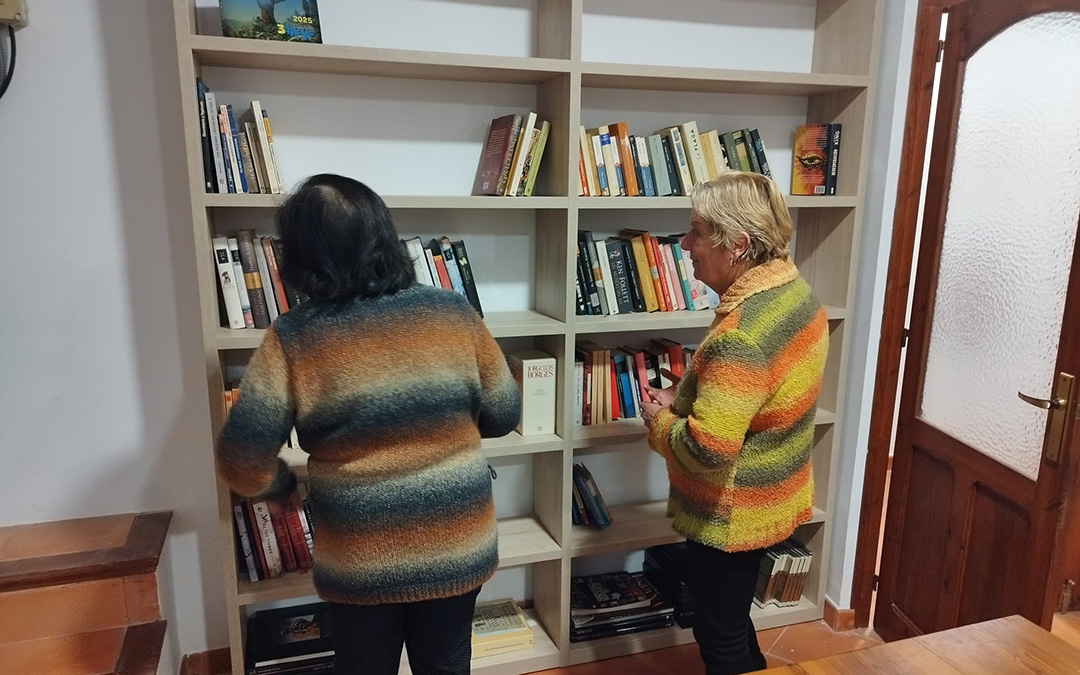 Vecinas de Torre de Arcas visitando la nueva biblioteca de la población./Luis Lasmarías