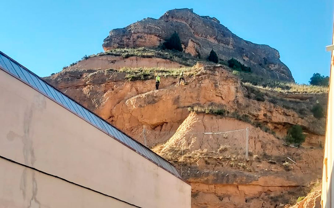 Comienzo de las obras con los operarios trabajando en la ladera./ AYTO ALCORISA