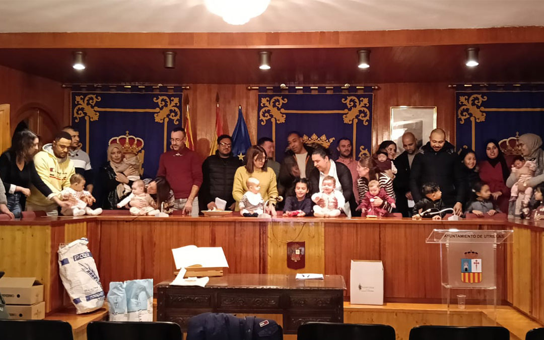El Ayuntamiento de Utrillas entrega 14 cheques bebé. / Ayto. Utrillas