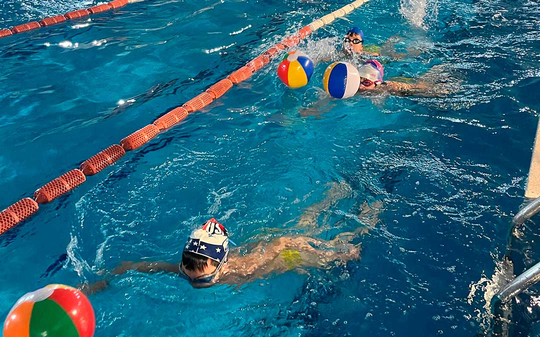 Instante de la actividad deportiva realizada en la piscina de Utrillas./ Ayto.