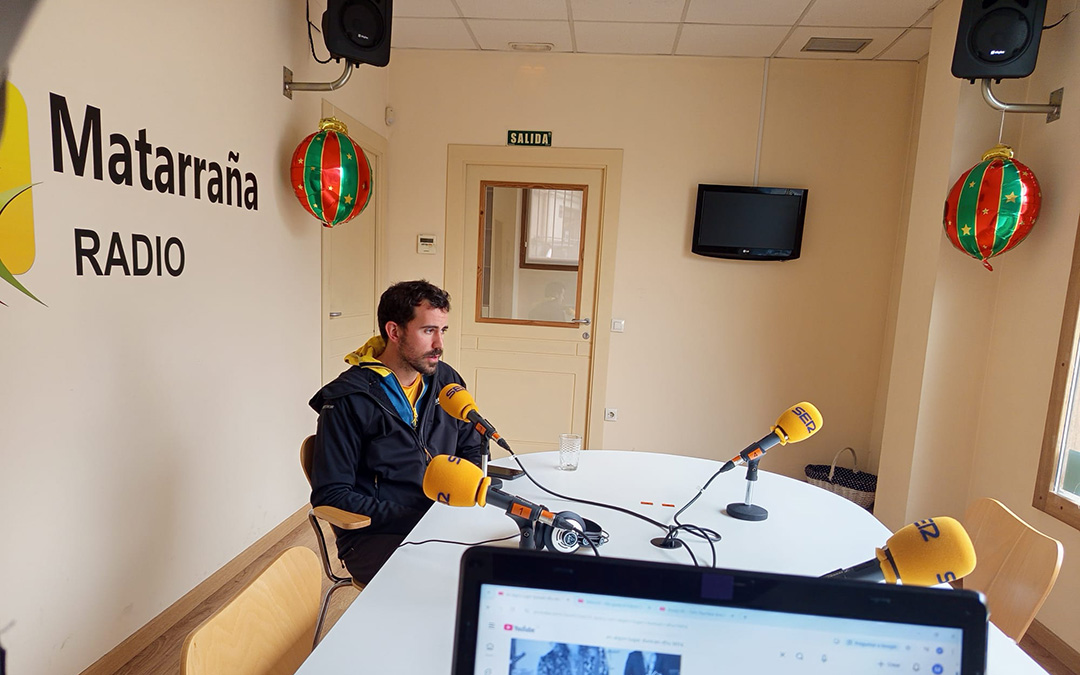Visita de Carlos Jávega, presidente del Matarraña Team, a nuestros estudios./M.J. Salvador
