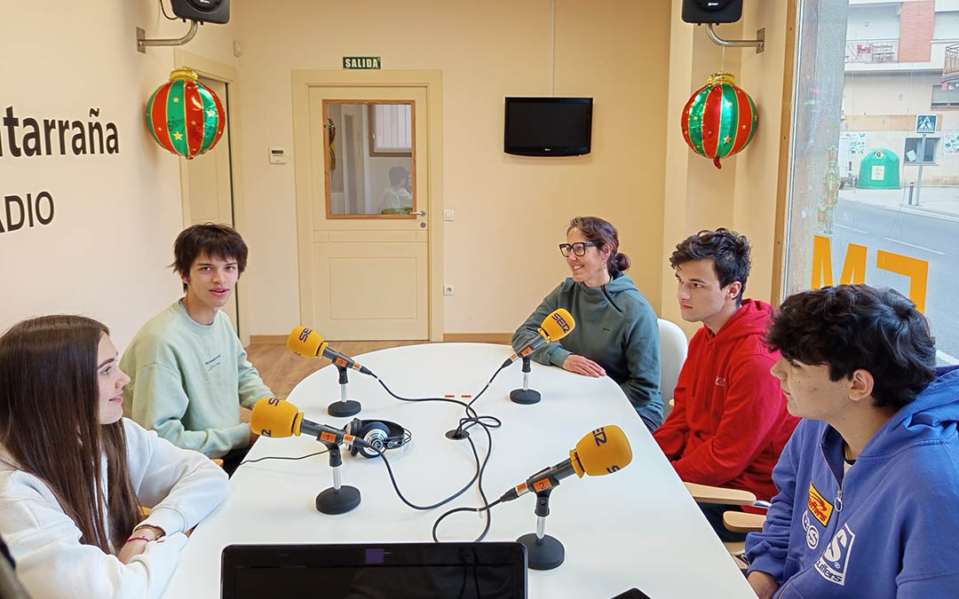 Alumnos de Erasmus llegados desde Italia, junto a alumnos del IES Matarraña./M.J. Salvador