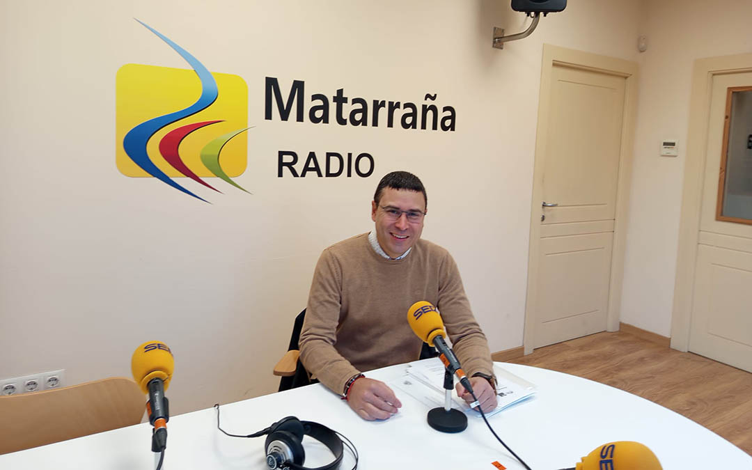Marcos Pallarés, responsable de Mapfre Valderrobres, visita nuestros estudios./M.J. Salvador