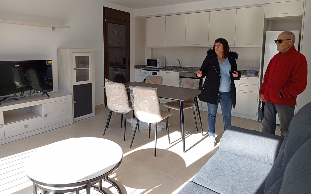 Detalle de la cocina y el salón de los nuevos pisos municipales de Valjunquera./M.J. Salvador