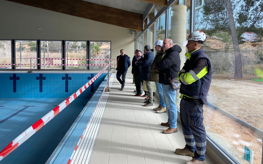 Parte de la corporación visitó las obras de la piscina./ L.C.