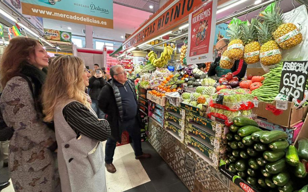 La vicepresidenta ha visitado el Mercado Delicias. / DGA