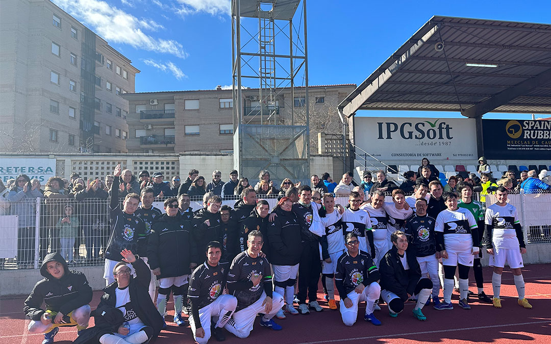 El Alcañiz CF y el Andorra CF muestran su unión tras jugar el último partido del día.\ Mario Jiménez