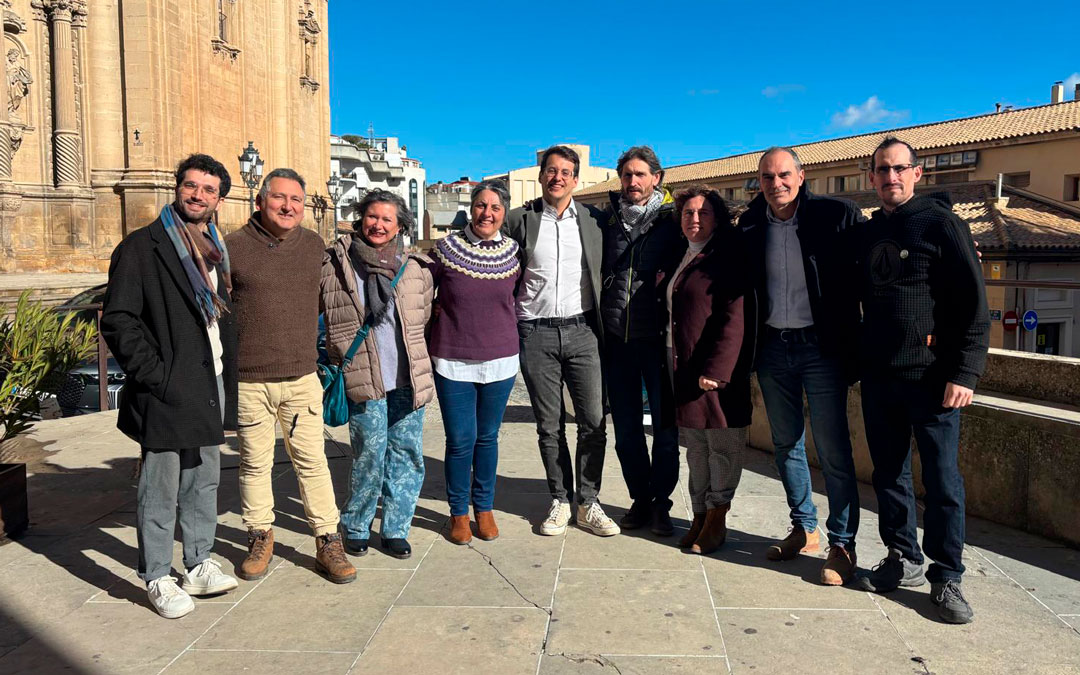 Los representantes de CHA en la plaza de España de Alcañiz./ M.M.R.