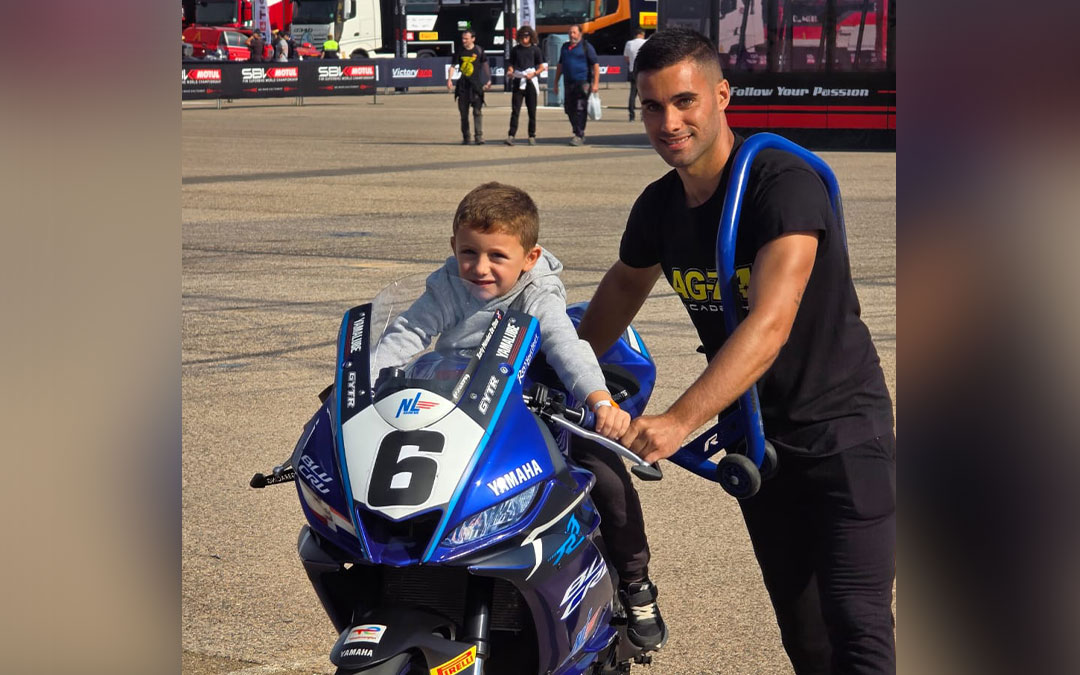 Adrián Garín posa con su hijo en el Mundial de Superbikes 2025 en Motorland./ A.G.