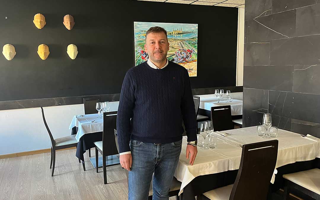 El alcañizano en el comedor del restaurante que regenta, el Empeltre / L. Castel