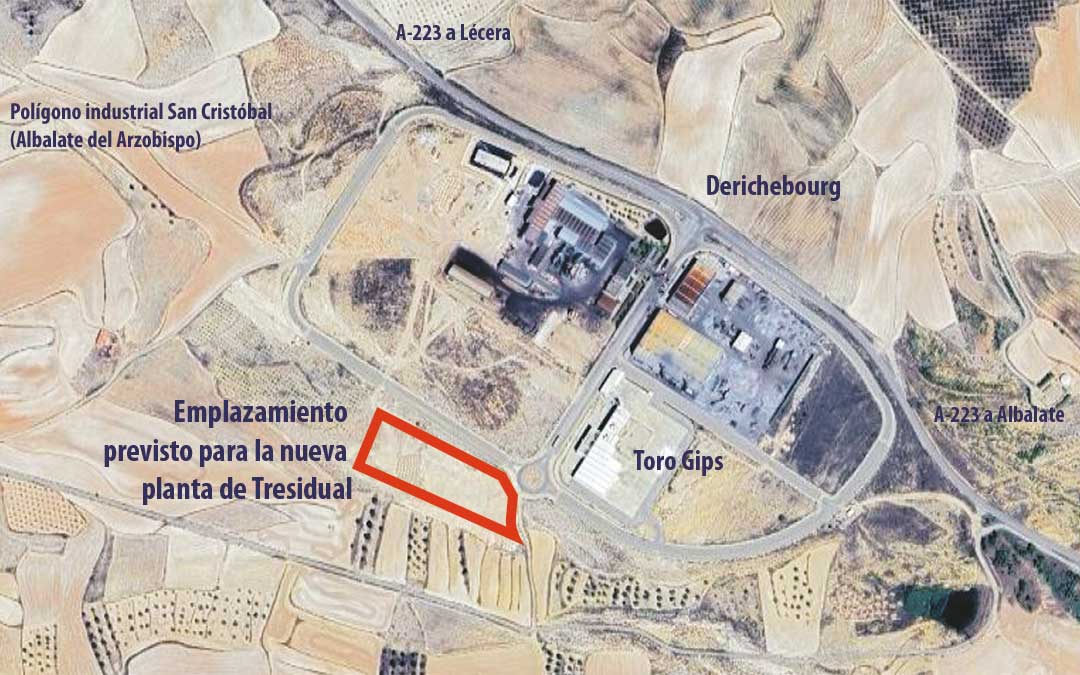 En rojo, la parcela libre que ocupará Tresidual en el polígono San Cristóbal cerca de Toro Gips y frente a Derichebourg. / L.C.
