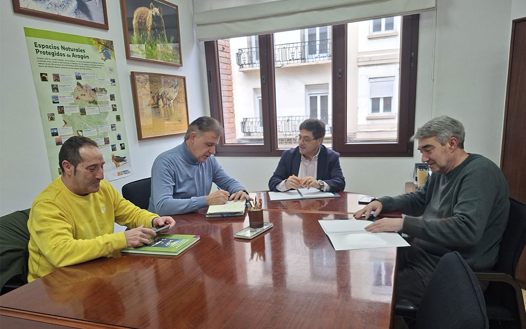 Instantes de la reunión entre la Sociedad de Pesca El Pilar y la Dirección General de Calidad Ambiental y Pesca del Gobierno de Aragón. / Ayto. Utrillas