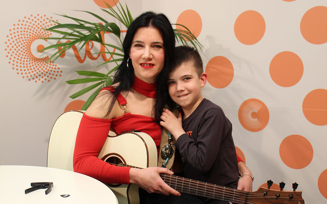 Isabel Marco es la pequeña de una familia ligada a la Coral Alcorisana. Curiosamente, y ante las quejas de los hermanos mayores por ir a solfeo, a ella ya no la apuntaron. Su hijo Daniel acompaña a sus padres siempre que puede e incluso ha protagonizado videoclips como el de la canción 'Petricor'. / B. Severino