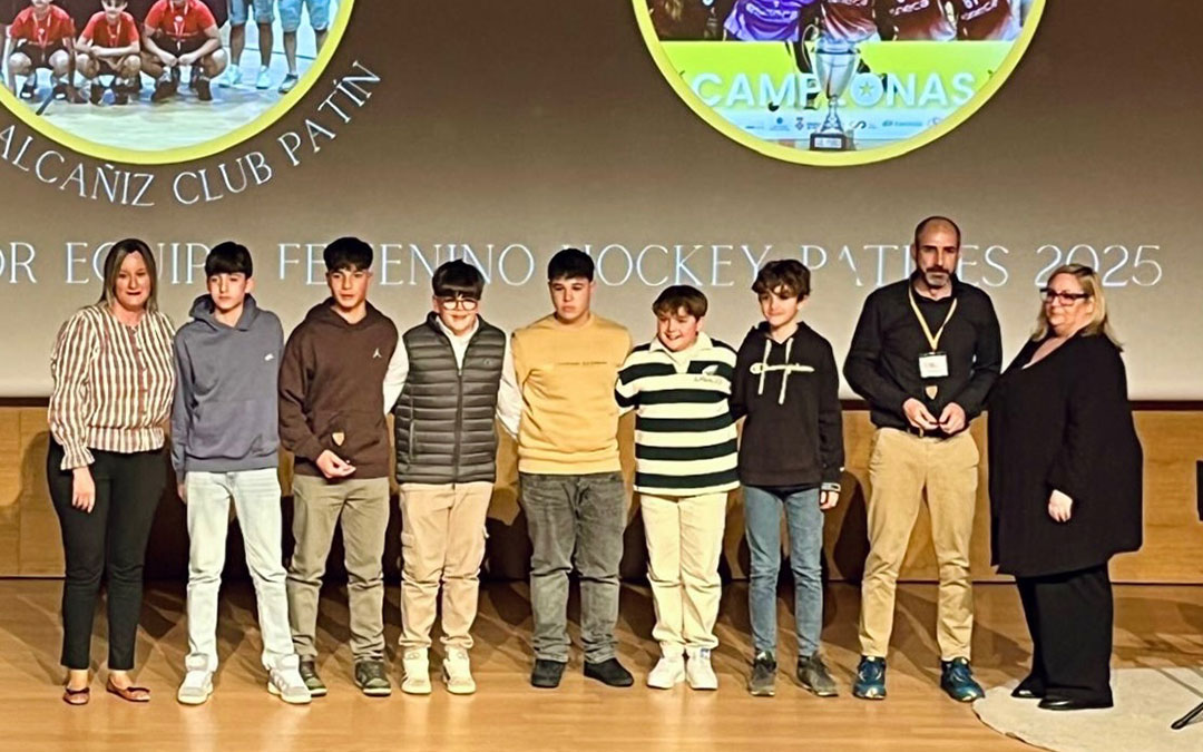 El Alevín del Translop Alcañiz Club Patín recogió el premio a Mejor Equipo Masculino de Hockey Patines 2025 en la I Gala del Patinaje Aragonés. / L.C.