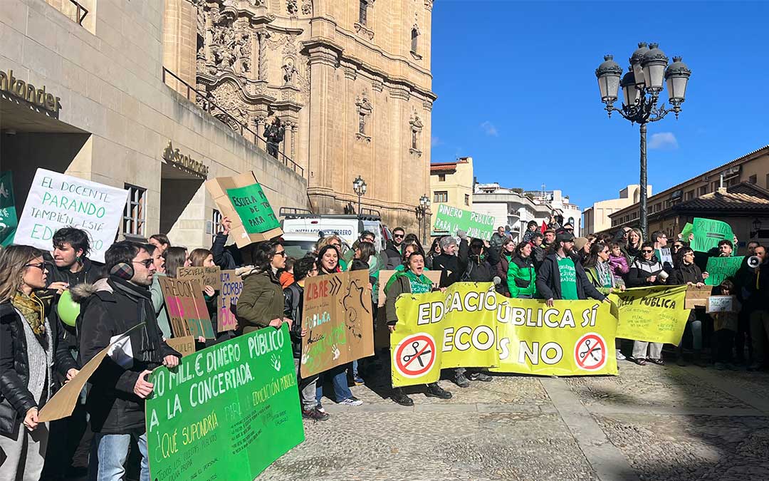 La concentración de este jueves en Alcañiz ha reunido a docentes y estudiantes de todo el Bajo Aragón Histórico./ C.O.