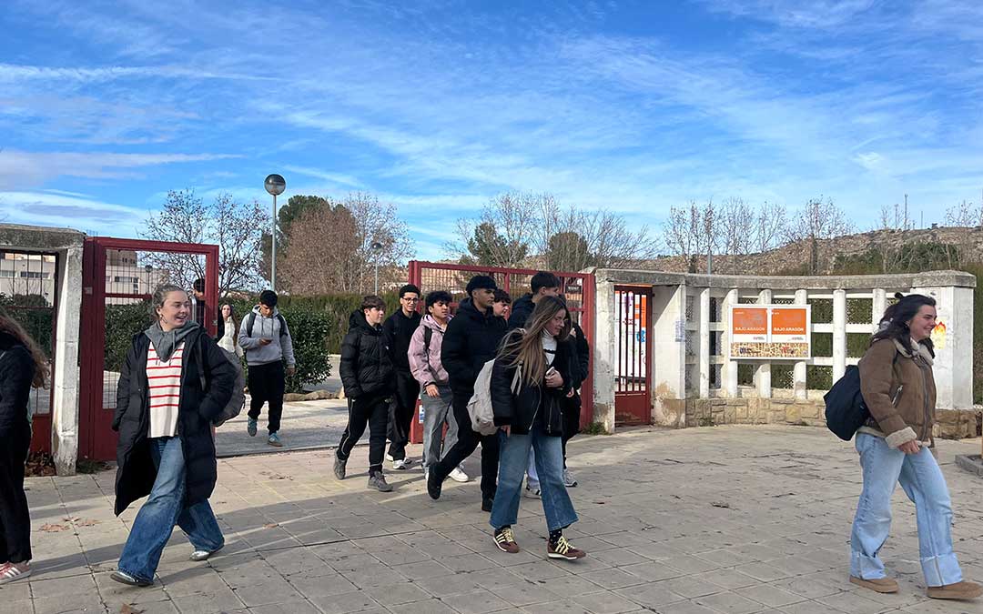 Salida de alumnos del IES Bajo Aragón de Alcañiz este miércoles./ C.O.