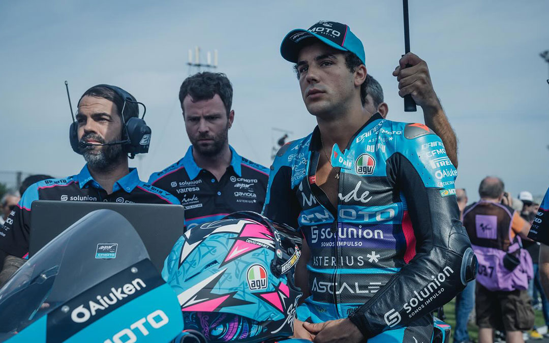 Óscar Casas encarna a Edu, un piloto de Moto2 en 'Ídolos'. / Manolo Pavón