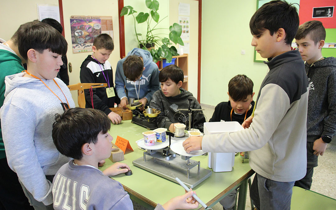Sesión de laboratorio para convivir en el encuentro entre centros. / B. Severino