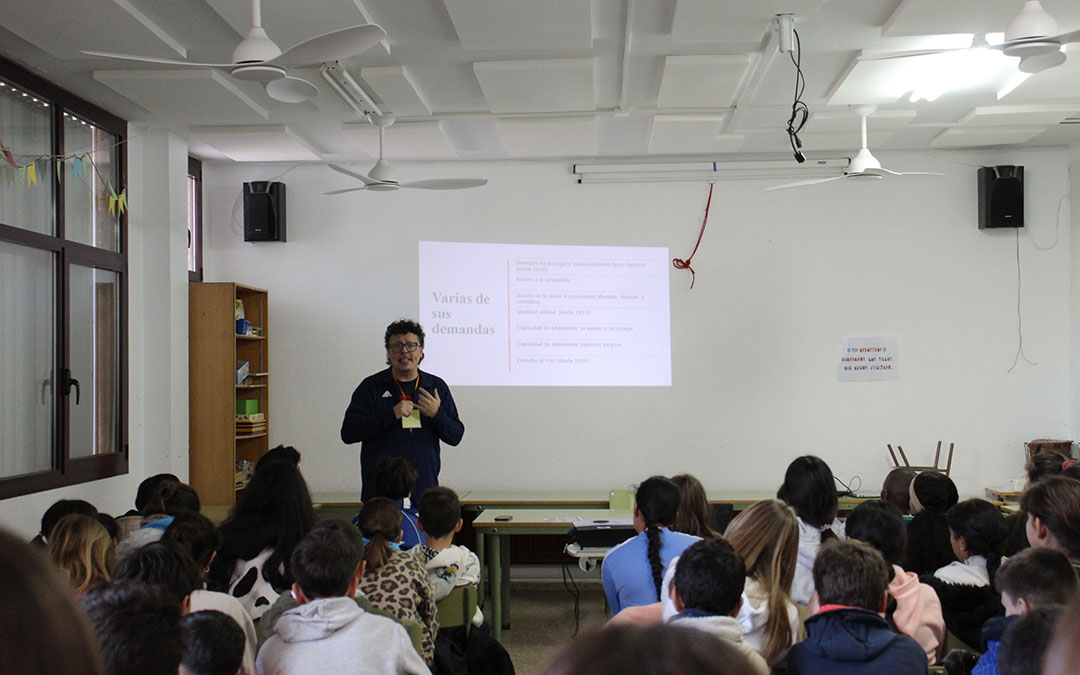Antonio Pedrós Gascón, en una de las charlas sobre la feminista pionera ante escolares del que también fue su colegio. / B. Severino