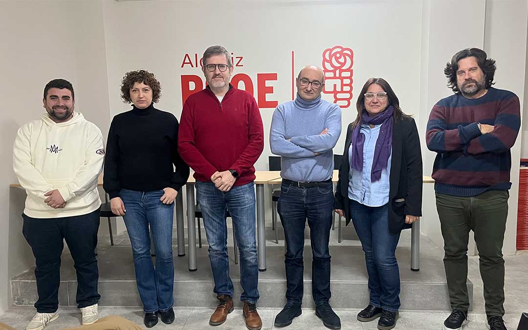 Los socialistas han valorado los presupuestos este lunes en su sede de Alcañiz./ C.O.