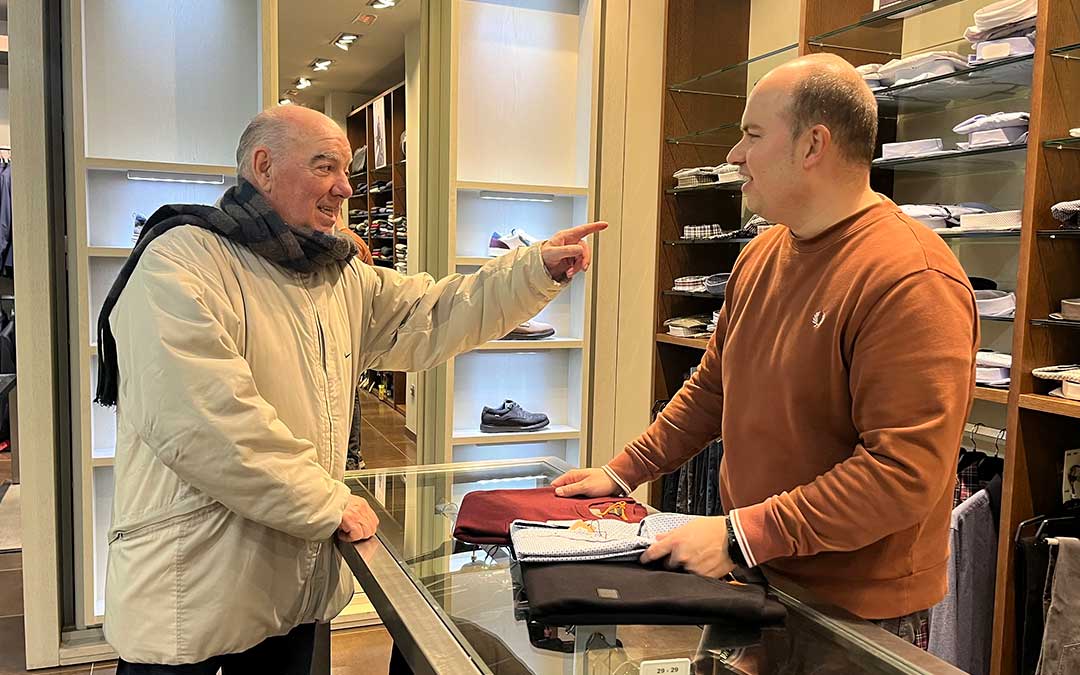 En Juanjo Ropa Hombre también han notado una gran afluencia de clientes en el primer día de rebajas./ C.O.