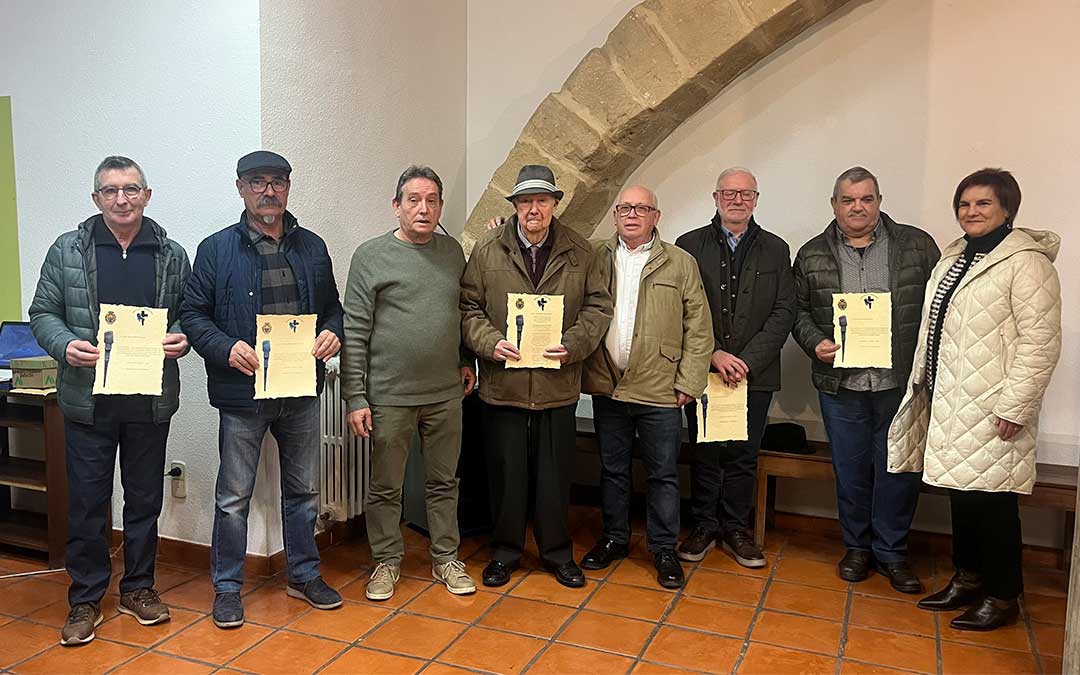 Prior, mayordomos y parte de la junta tras el capítulo anual del Santo Entierro este domingo./ C.O.