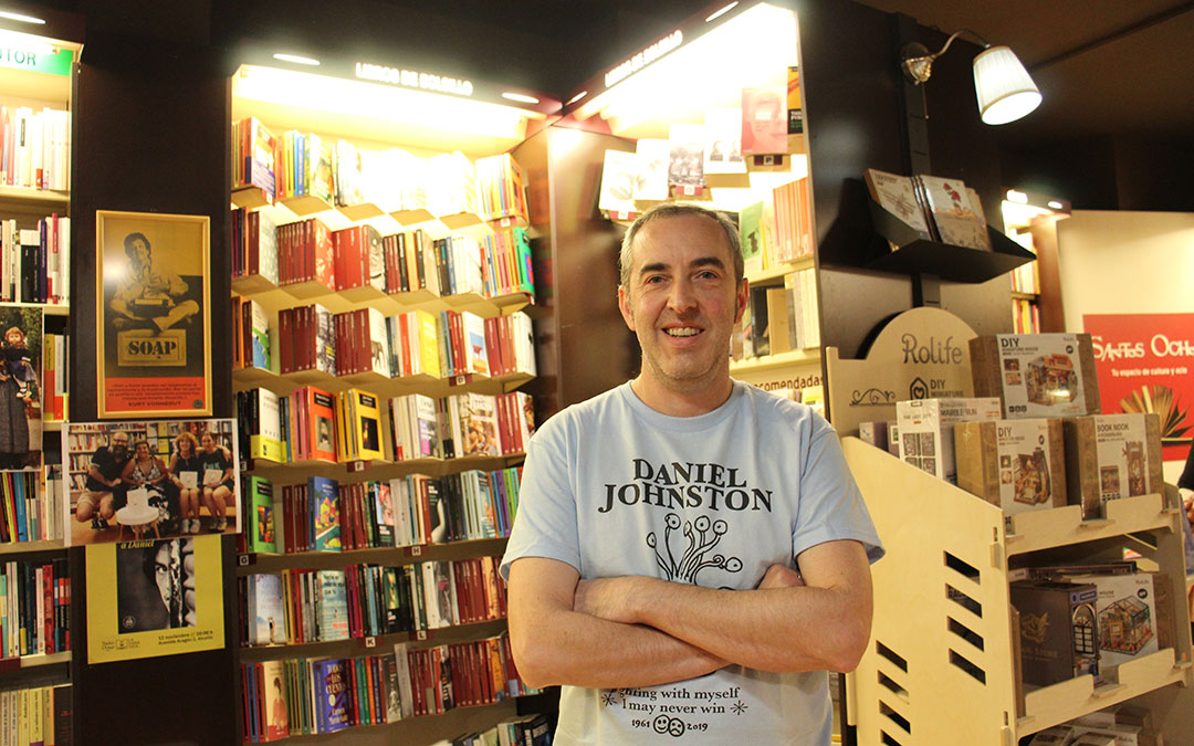 Sergio Grao, antes de la presentación de 'Las almetas de antaño', libro póstumo de su amiga Bea Royo, en Santos Ochoa, "librería cómplice en Alcañiz". / B. Severino