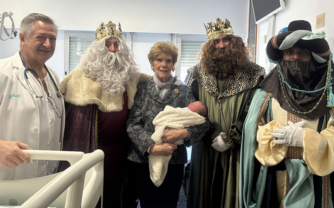 Los Reyes Magos y personal sanitario posan con la abuela de Alicia Justes y su bisnieto recién nacido. / S.C.
