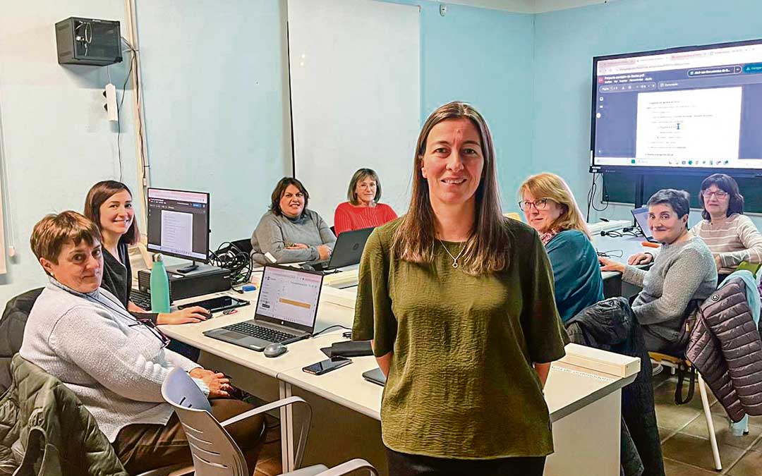 María Pilar Espada, directora del Centro de Educación de Personas Adultas de Alcorisa, junto a las alumnas de Informática./ C.O.
