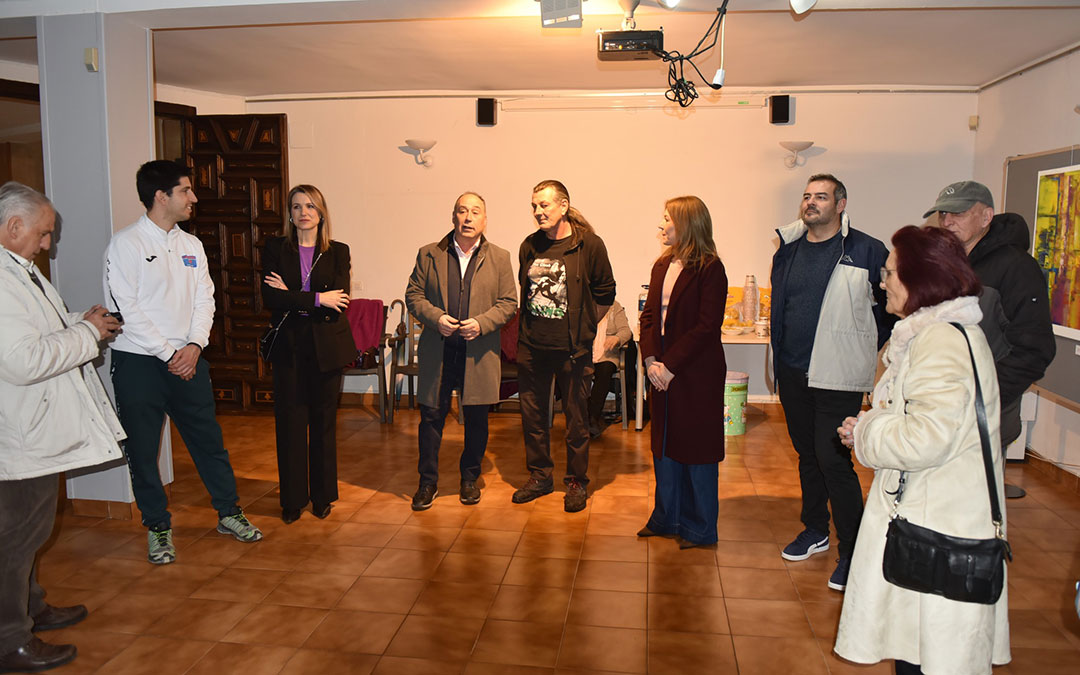 Inauguración de la exposición con las autoridades municipales del Ayuntamiento de Alcorisa. / Tomás Montero