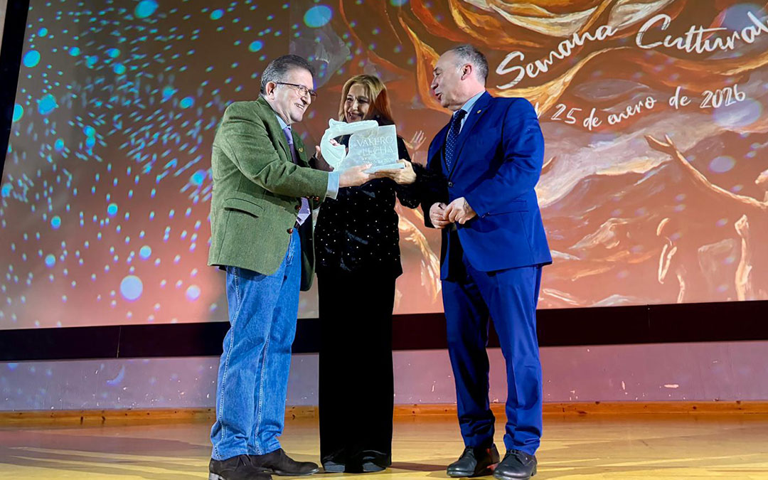 Julieta Anabella Machuca y Miguel Iranzo entregan el premio a Jose Luis Pano. / S.C.