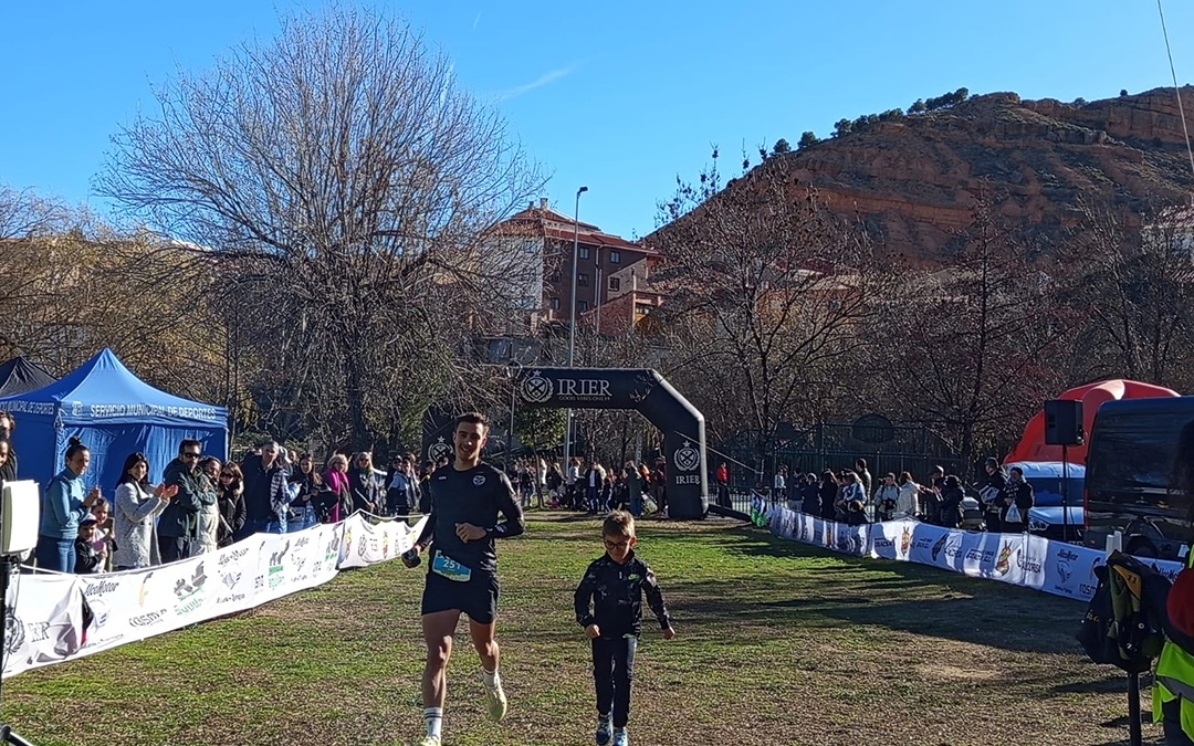 Llegada a meta de dos generaciones de corredores de la Zoquetes Trail./M.J. Salvador