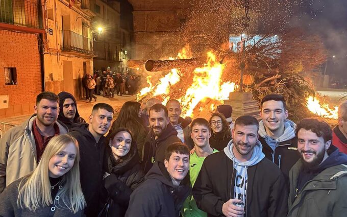 Alloza enciende su hoguera de San Blas con orgullo: «Estar aquí significa que el pueblo sigue vivo»