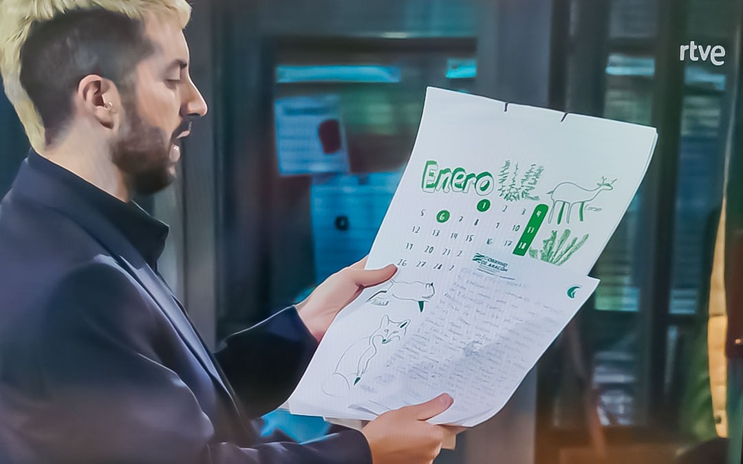 Broncano leyendo la carta que llegó a 'La Revuelta' con el calendario del colegio Gloria Fuertes. / RTVE