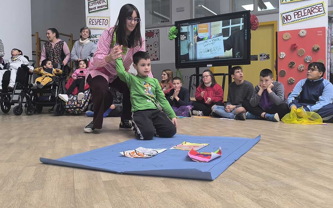 Día de la Paz y la No Violencia en el colegio Gloria Fuertes de Andorra. / CPEE