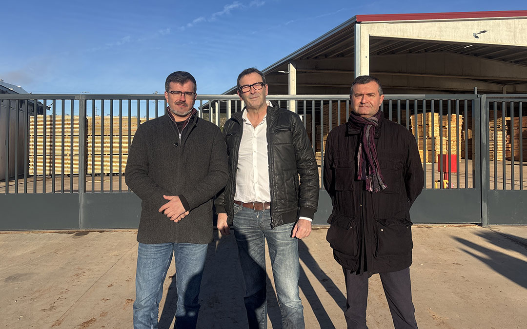 Carlos Ros, Rafa Guía y Joaquín Noé posan frente a la planta industrial JV20 Forest de Andorra. / S.C.